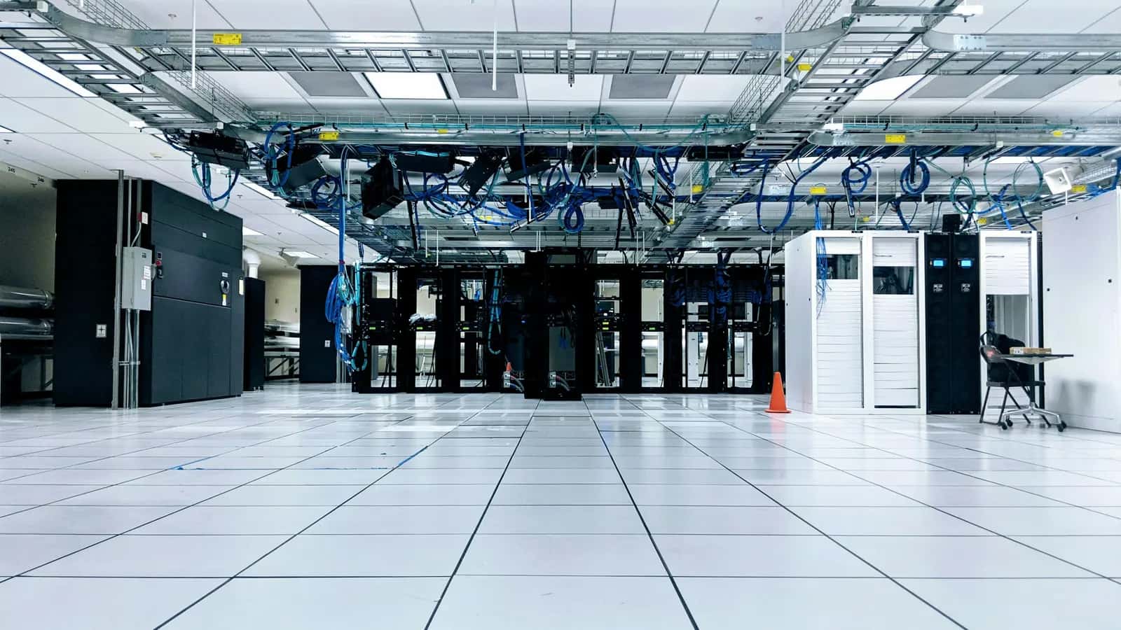 Salle serveurs d'un datacenter avec baies et chemins de câbles réseau