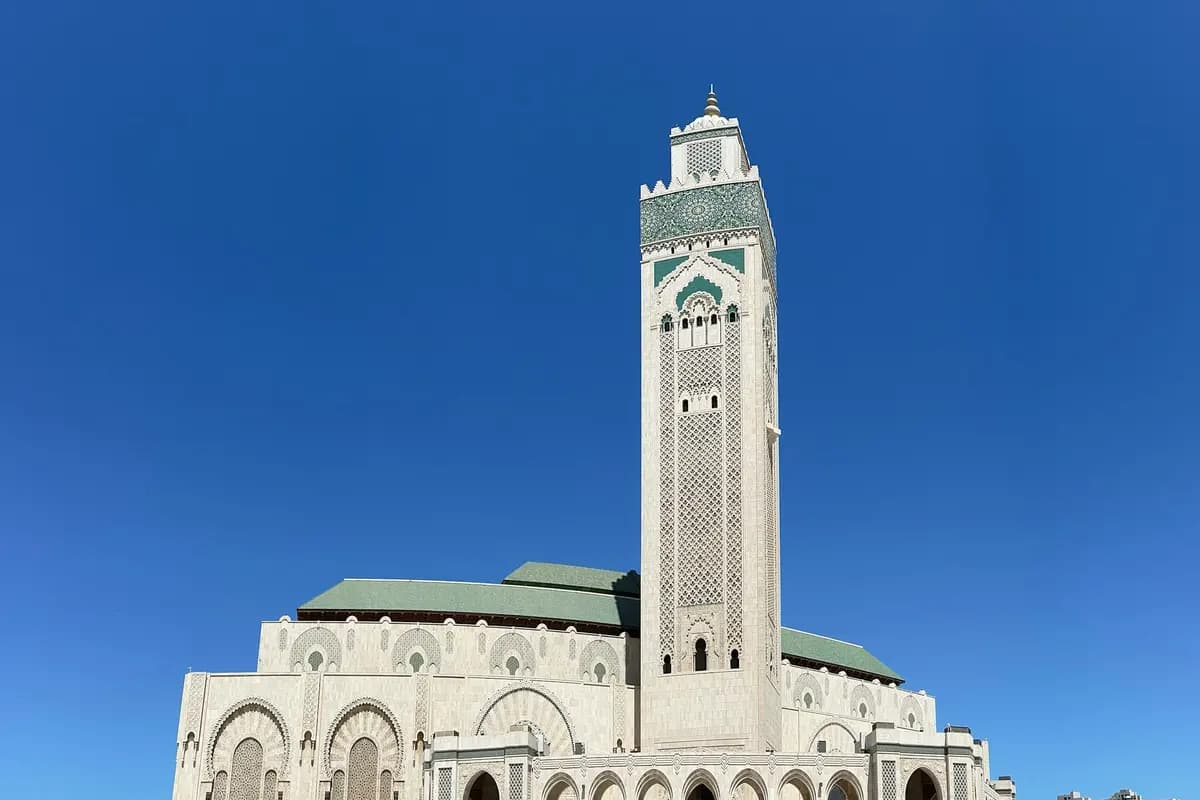 Minaret de la mosquée Hassan II à Casablanca sous un ciel bleu intense
