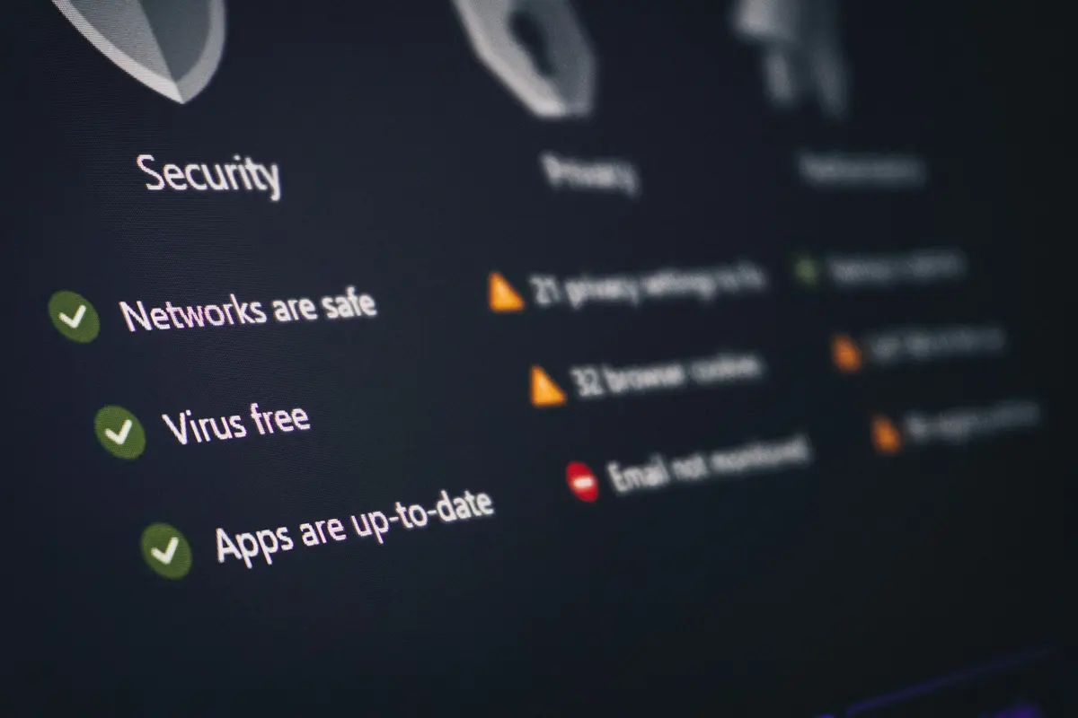 Écran de sécurité indiquant réseaux protégés, absence de virus et applications à jour